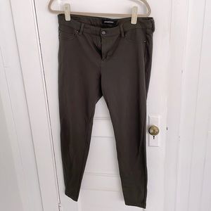 Liverpool size 14/32 olive skinny pants. Good stretch, belt loops, back pockets
